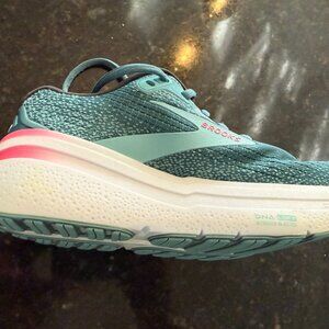 BROOKS Ghost Running Shoes Women’s Size -6 Pre-Owned Excellent